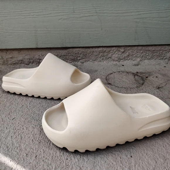 Yeezy Cream Slide Sandals - Picture 3 of 5